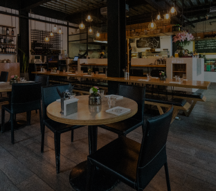 El interior de un elegante restaurante