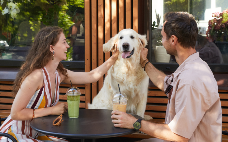 Dos personas acariciando a un perro